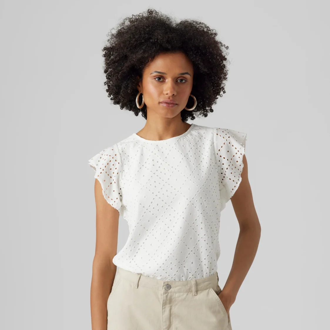 Top bianco da donna con ricami all'uncinetto Vero Moda